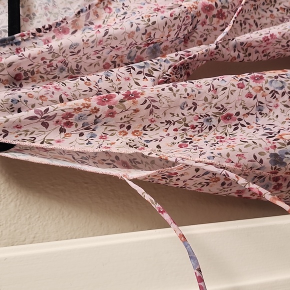 Anxiety Sheer Floral Top w/Shoulder Cutouts - Picture 5 of 8